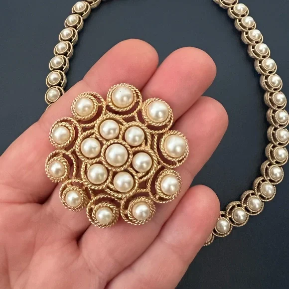 Vtg Crown Trifari Demi Parure Pearls Gold Tone Snowflake necklace and Brooch set - Picture 5 of 9